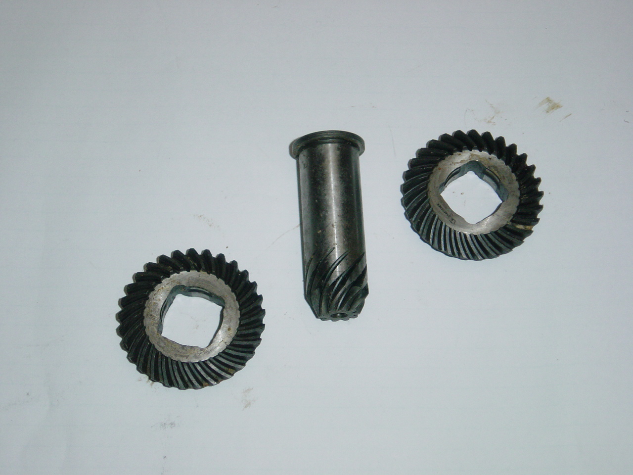 Bevel pinion set